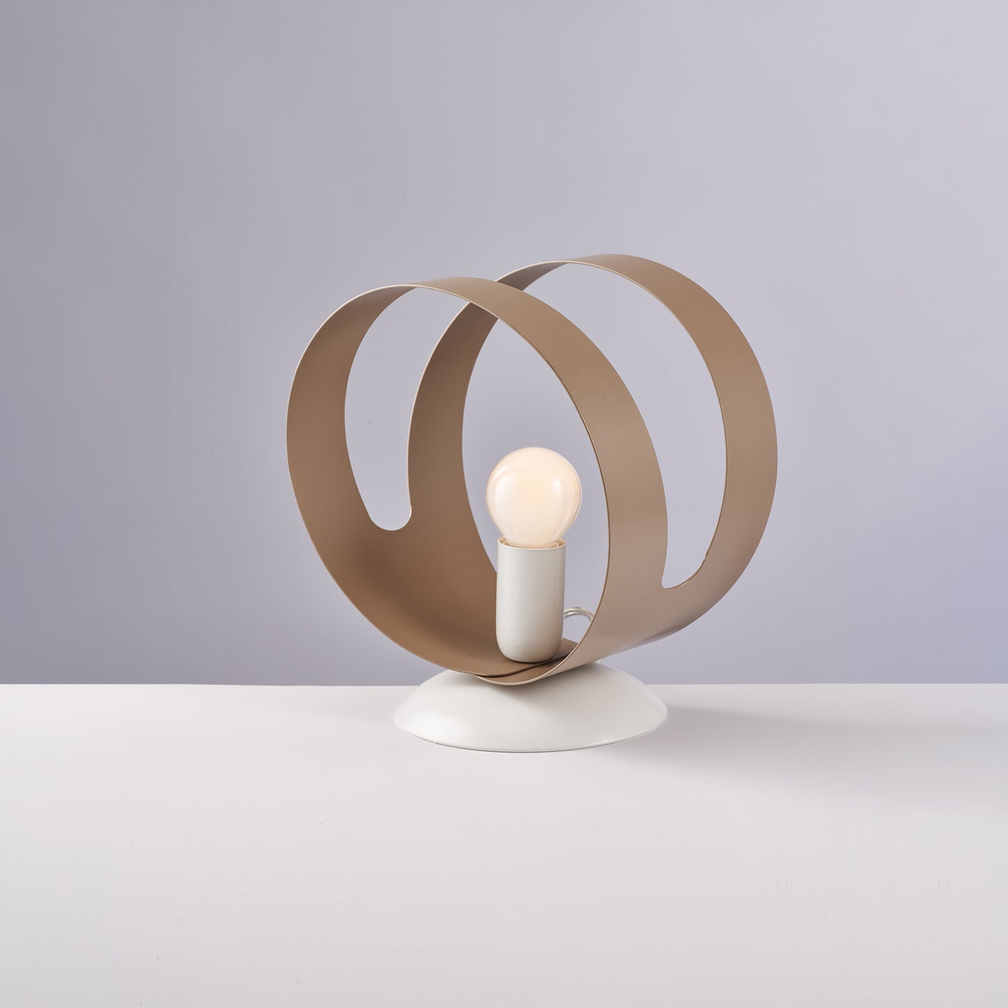 Lampe de table en fer laqué blanc avec bande découpée laser gris tourterelle, 1 lumière H.22 - Ø19