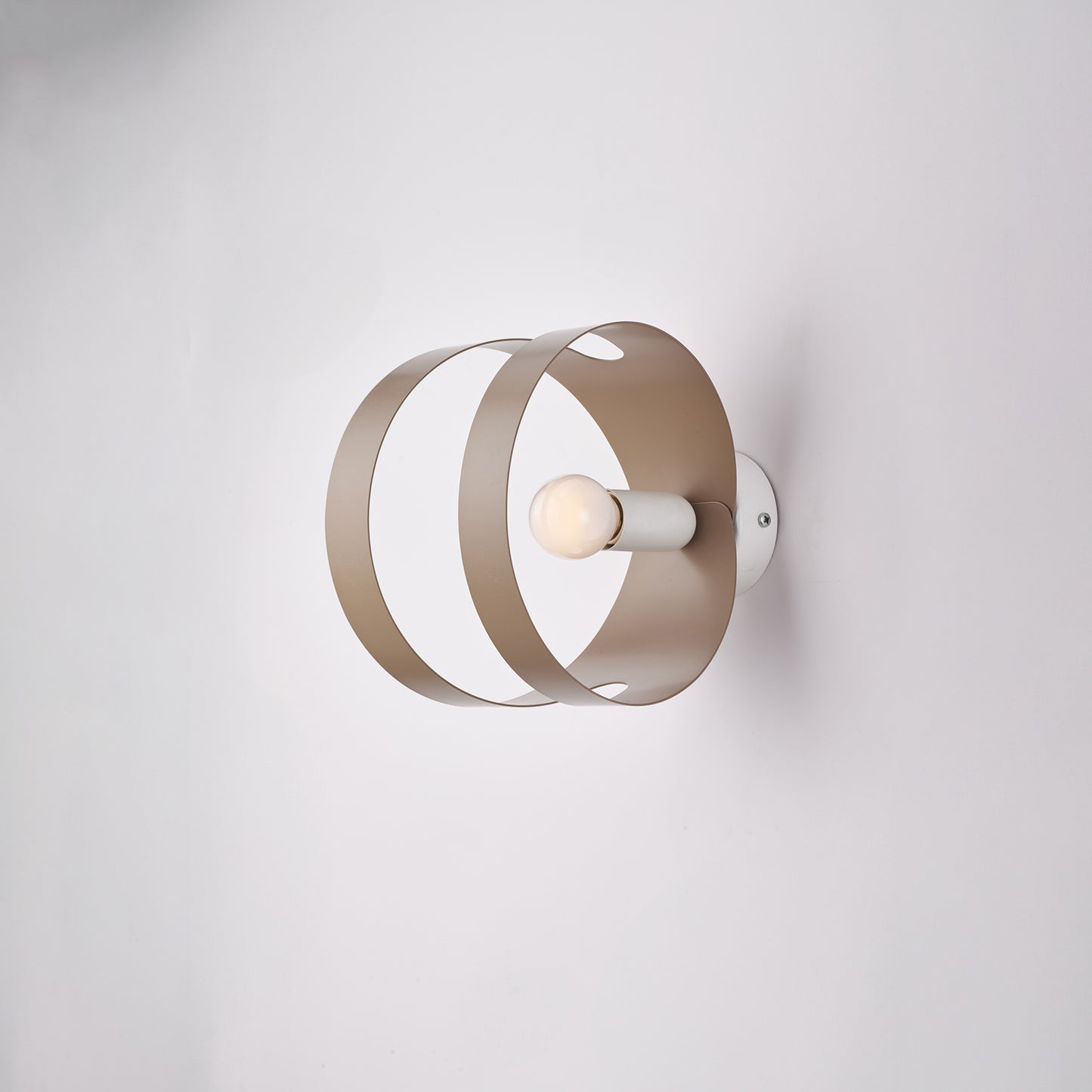 Applique in ferro laccato bianco con fascia tagliata a laser tortora 1 luce H.19 - L.14 - P.22