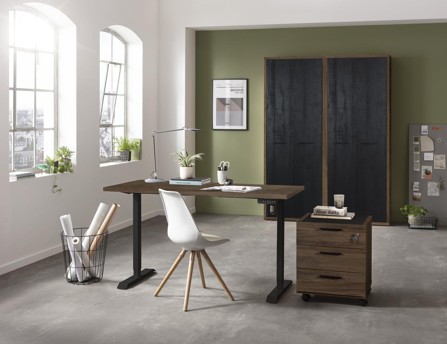 Bureau debout réglable en hauteur avec 4 hauteurs d'affichage et moteur 150x69 cm Brera noyer et noir