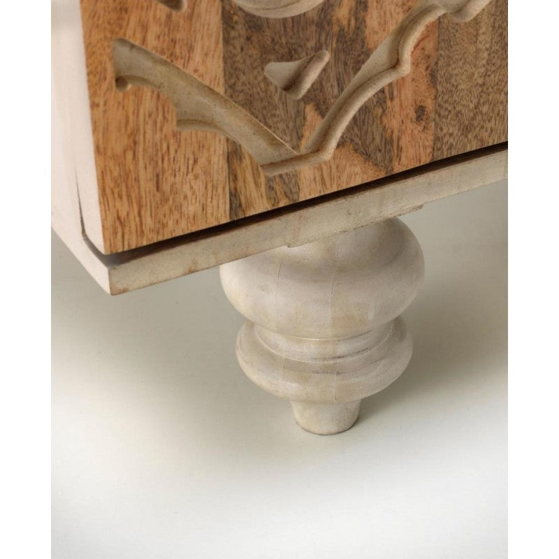 Il piede del Madia Mamata con 4 ante e 1 cassetto ha un'altezza di 15 cm.