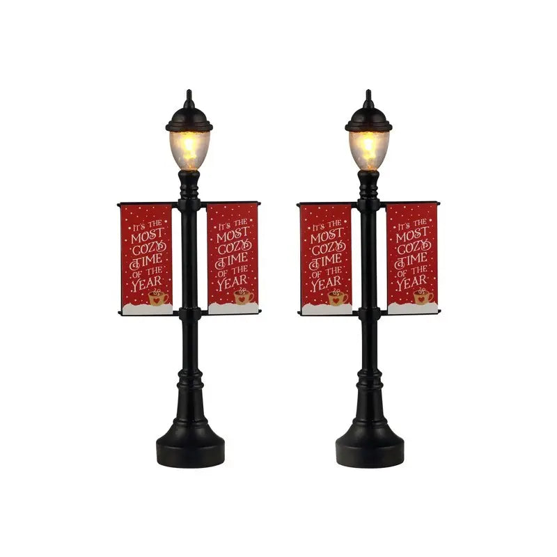 Lemax Lampioni con banner – Accessorio Caddington Village H10,8 cm