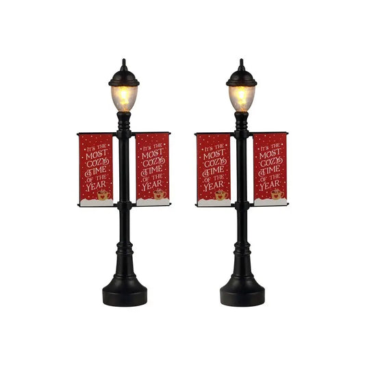 Lemax Lampioni con banner – Accessorio Caddington Village H10,8 cm